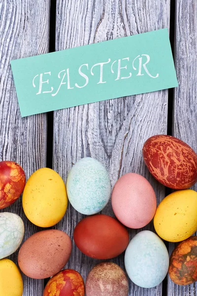 염색된 계란과 부활절 카드. — 스톡 사진