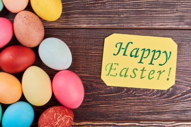 Sarı Paskalya kartı ve yumurta.