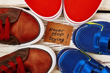 Bir daire içinde spor ayakkabı.