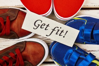 Çeşitli spor ayakkabı ve kart.