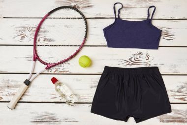 Bayan şort ve tişört.