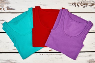 Doğal zemin üzerinde kadın gömlekler.