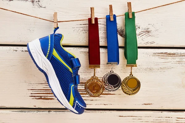 Zapatillas y medallas . — Foto de Stock