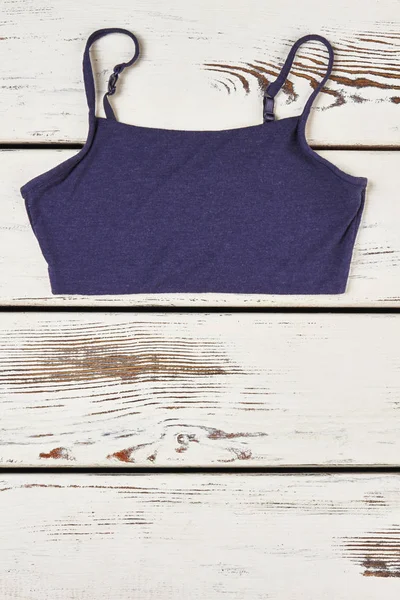 Camisa para mujer sobre fondo de madera . — Foto de Stock