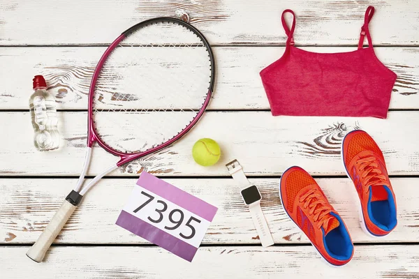 Badmintonracket, titta och sportkläder. — Stockfoto