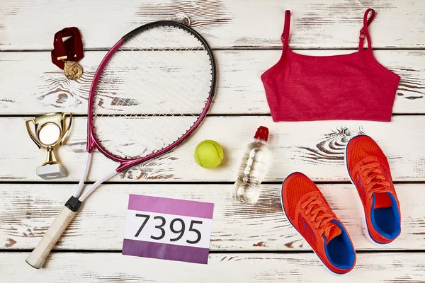 Sportkläder, tennisboll och utmärkelser. — Stockfoto