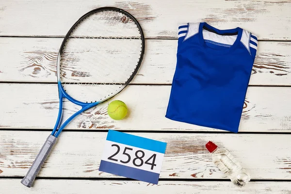 Badmintonracket och T-shirt. — Stockfoto