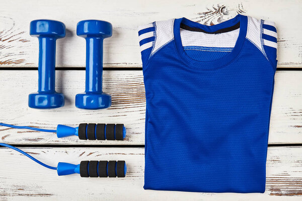 Футболка и гантели
.