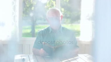 Birkaç yaşlılar ve kitap.