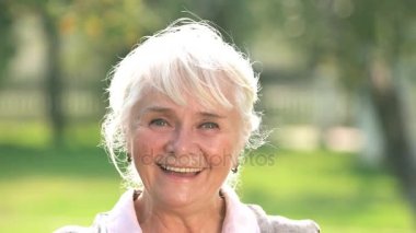 Gülümseyen kadın kıdemli düşünceli.