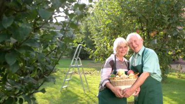 Kaç sepet tutarak ve gülüyor.