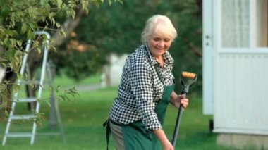 Gülümseyen kadın yazarı ve çalışma.