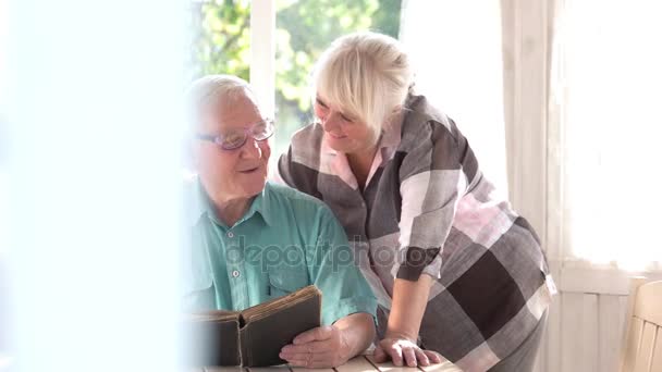 Coppia anziana che legge un libro. — Video Stock