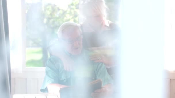 Ηλικιωμένο ζευγάρι με ένα βιβλίο. — Αρχείο Βίντεο