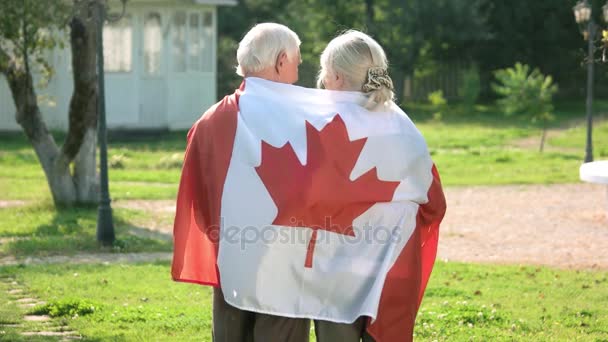 Old couple wrapped in flag. — Stock Video