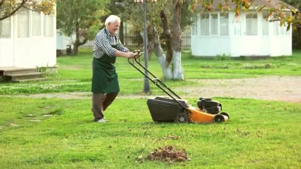 Viejo con cortacésped . — Vídeos de Stock