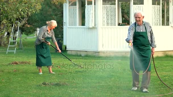 Ehepaar arbeitet im Garten. — Stockvideo