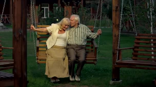 Paar auf einer Veranda-Schaukel. — Stockvideo