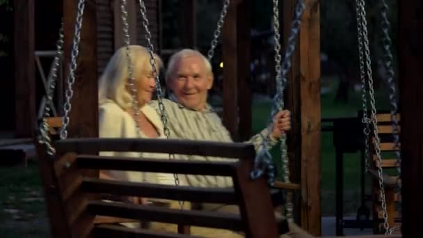 Man och kvinna, veranda swing. — Stockvideo