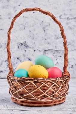 Boyalı yumurta ile sepeti.
