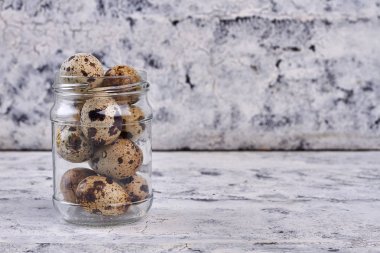 bıldırcın yumurtası bir kavanoz içinde.