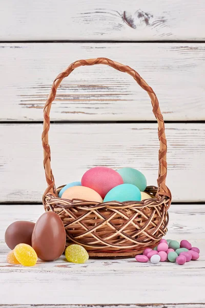イースター卵のバスケットとお菓子. — ストック写真