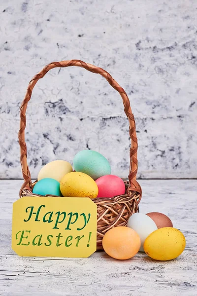 Yumurta boyalı Paskalya tebrik kartı. — Stok fotoğraf