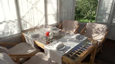 Gözlük ve plakaları tablosuyla.