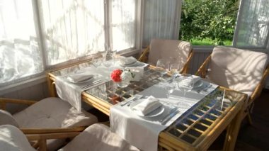 Yemek Masası pencere yakınındaki.