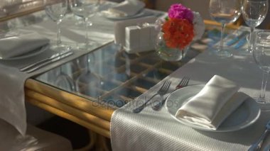 Yemek Masası, çiçekli vazo.