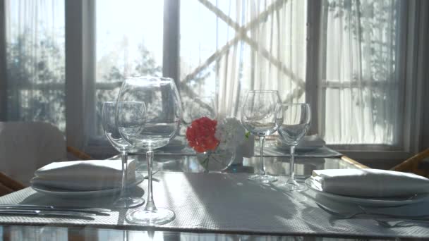 Mesa de comedor y luz solar . — Vídeos de Stock