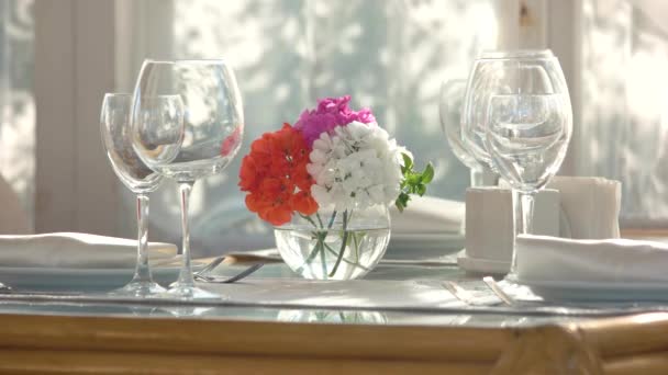 Yemek masası üzerinde çiçek vazo. — Stok video