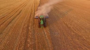 Alan, havadan görünümü sürme traktör.