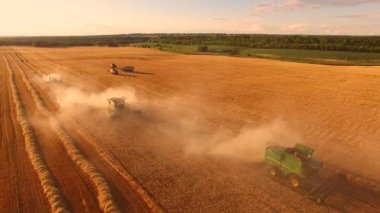 Hareket hasat toplama kombaynları.