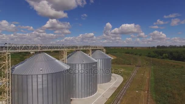 Grain lagerplatser, horisont och sky. — Stockvideo