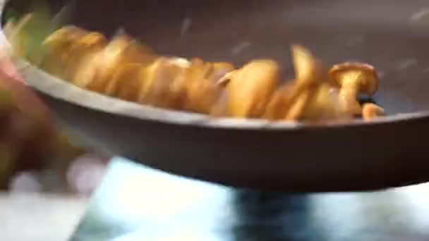 鸡油菌煎锅. — 图库视频影像