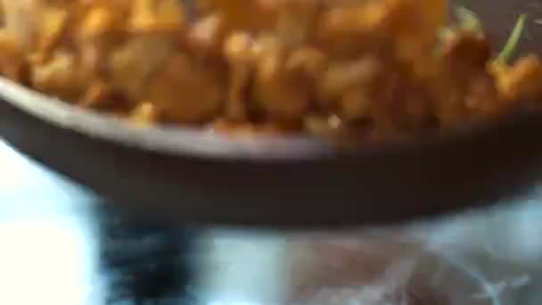 Сковородка с золотыми чантерелями . — стоковое видео