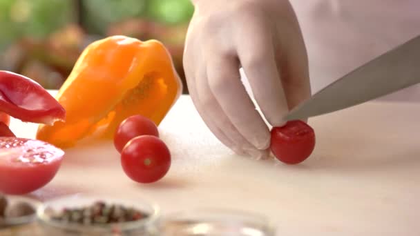 Hand snijden cherry tomaten. — Stockvideo