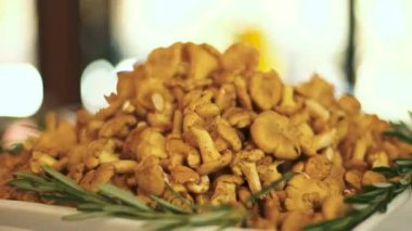 Plaka chanterelles yığın ile.