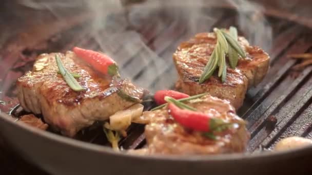 Кусочки мяса в сковороде . — стоковое видео