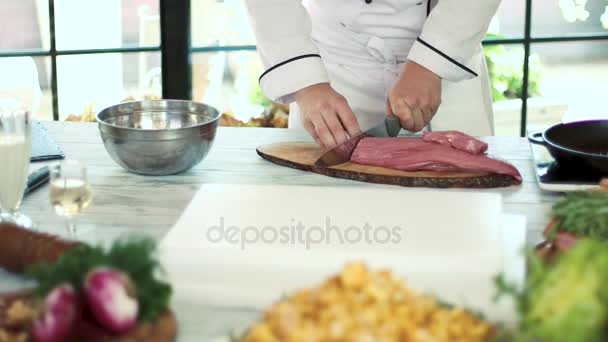 Male ruce řezání syrového masa. — Stock video