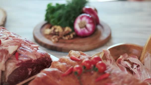 Carne crua e tomate cereja . — Vídeo de Stock