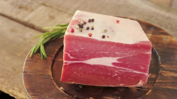 Stück gefrorenes Rindfleisch. — Stockvideo