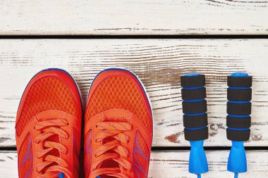 Ahşap yüzey üzerinde şık spor ayakkabı.