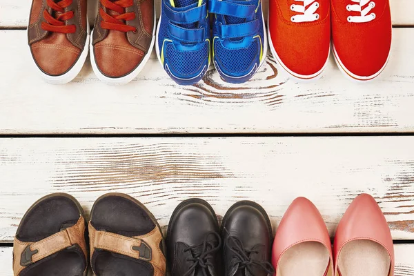 Разнообразная обувь на деревянном фоне . — стоковое фото