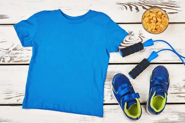 Camiseta, copos de maíz y zapatillas deportivas . — Foto de Stock