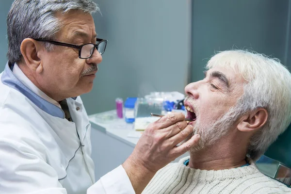 Starszy człowiek u dentysty. — Zdjęcie stockowe