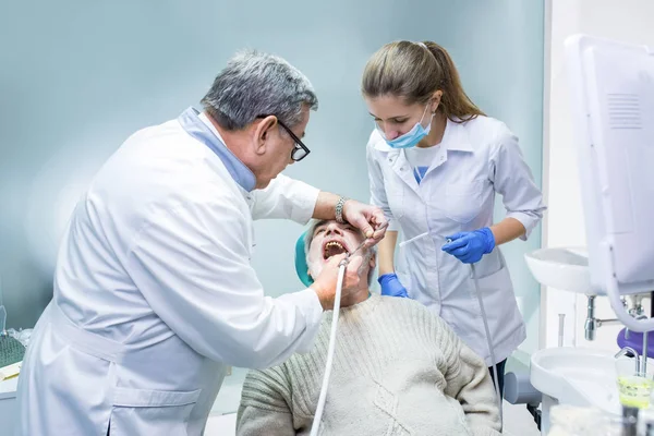 Tandläkare och assistent arbetar. — Stockfoto