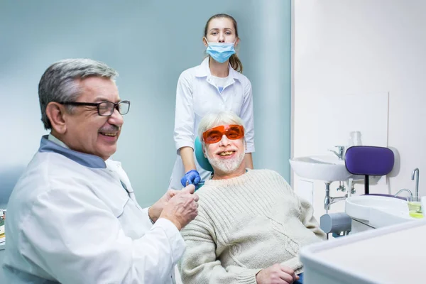 Stomatologist en patiënt glimlachen. — Stockfoto