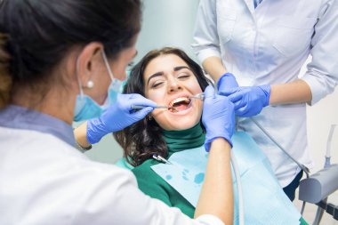 Kadın dişçi ofisinde.